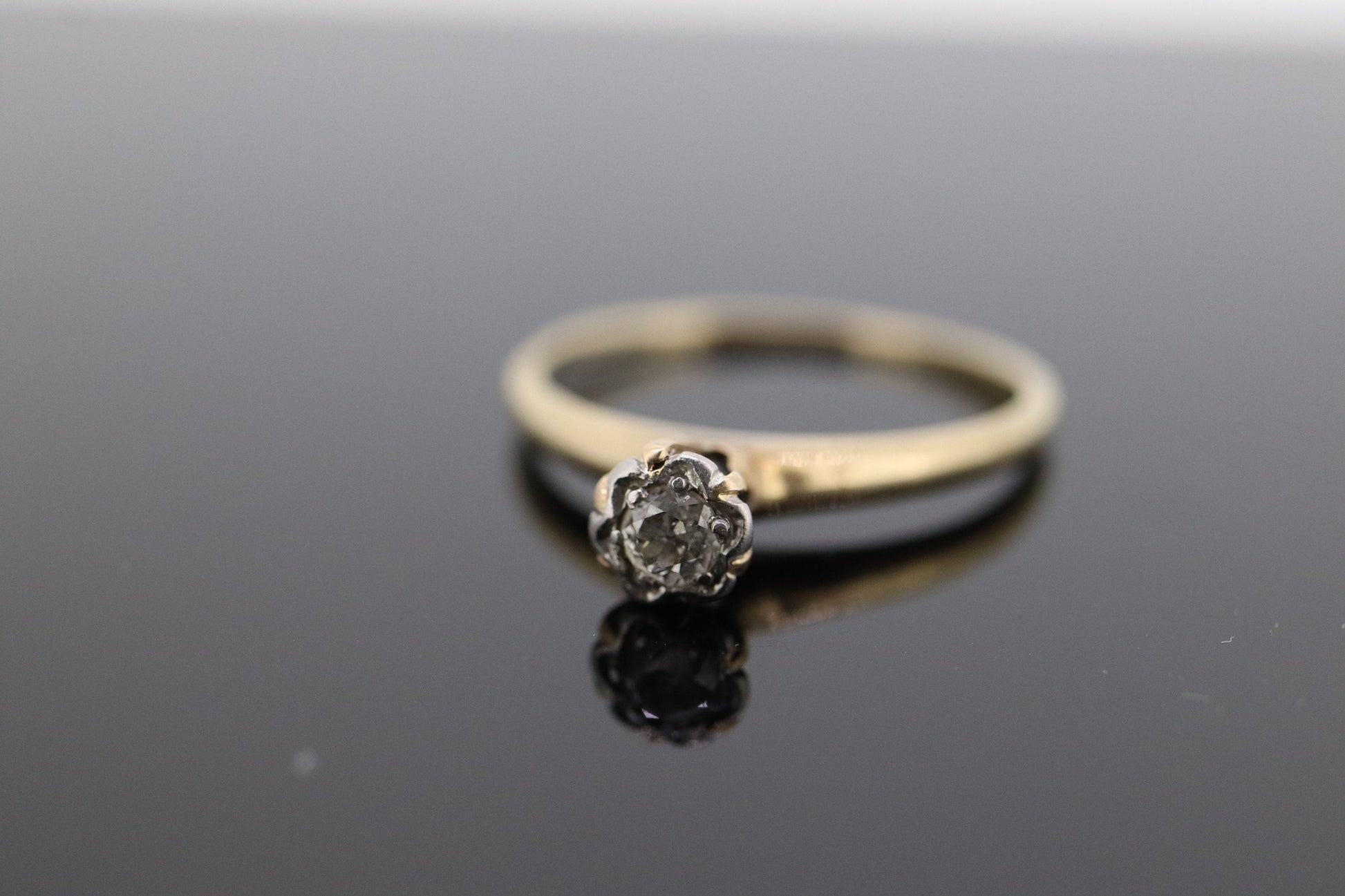 Diamond Daisy Elevated on Ring. 14K Diamond Daisy. Vintage Diamond Flower Setting ring. st(80/50)