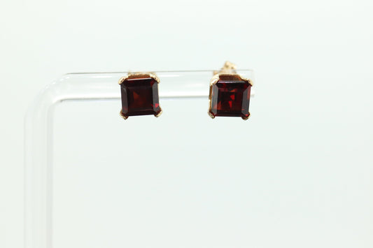 Princess GARNET 14k Gold Stud Earrings. Square Garnet studs earrings. (st67)