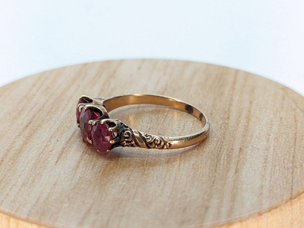 10k Victorian Claw Set Garnet. Antique 10k Rose Gold round trio Triology three garnet claw set ring. st(50)