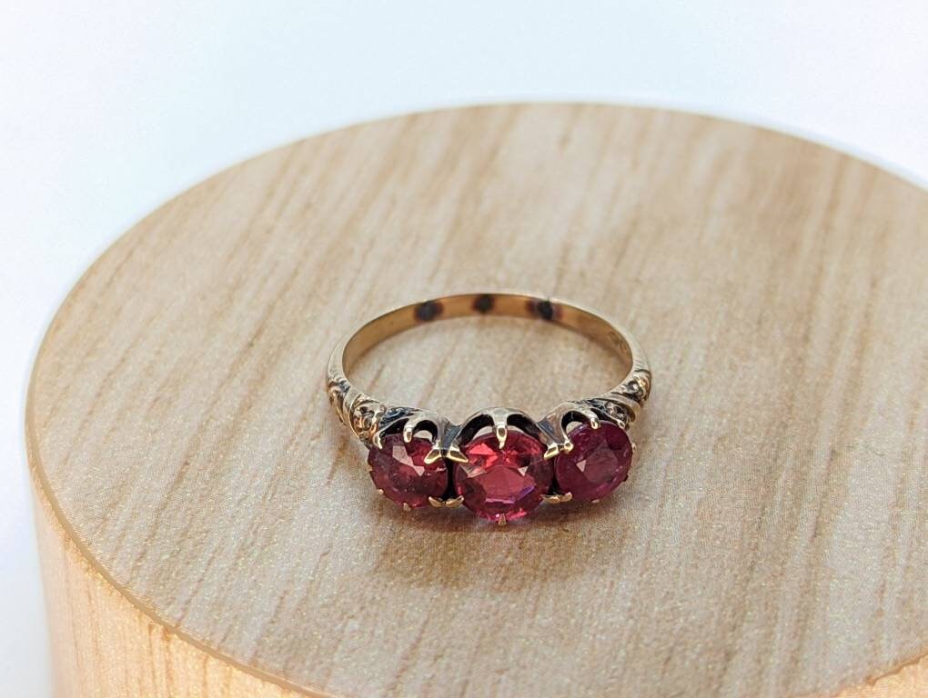 10k Victorian Claw Set Garnet. Antique 10k Rose Gold round trio Triology three garnet claw set ring. st(50)