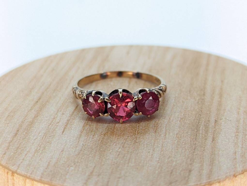 10k Victorian Claw Set Garnet. Antique 10k Rose Gold round trio Triology three garnet claw set ring. st(50)