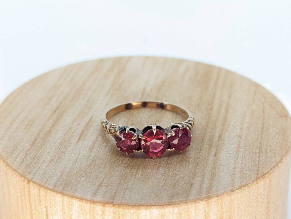 10k Victorian Claw Set Garnet. Antique 10k Rose Gold round trio Triology three garnet claw set ring. st(50)