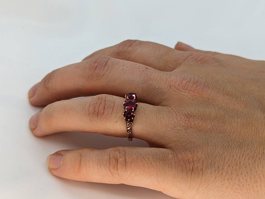 10k Victorian Claw Set Garnet. Antique 10k Rose Gold round trio Triology three garnet claw set ring. st(50)