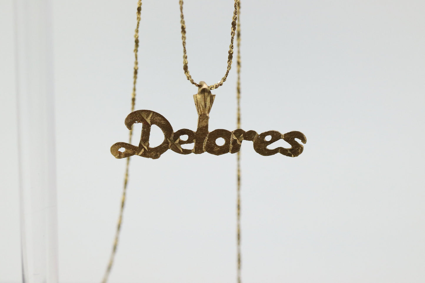 14k DELORES name pendant. DELORES 14k yellow gold pendant and necklace. st(81)