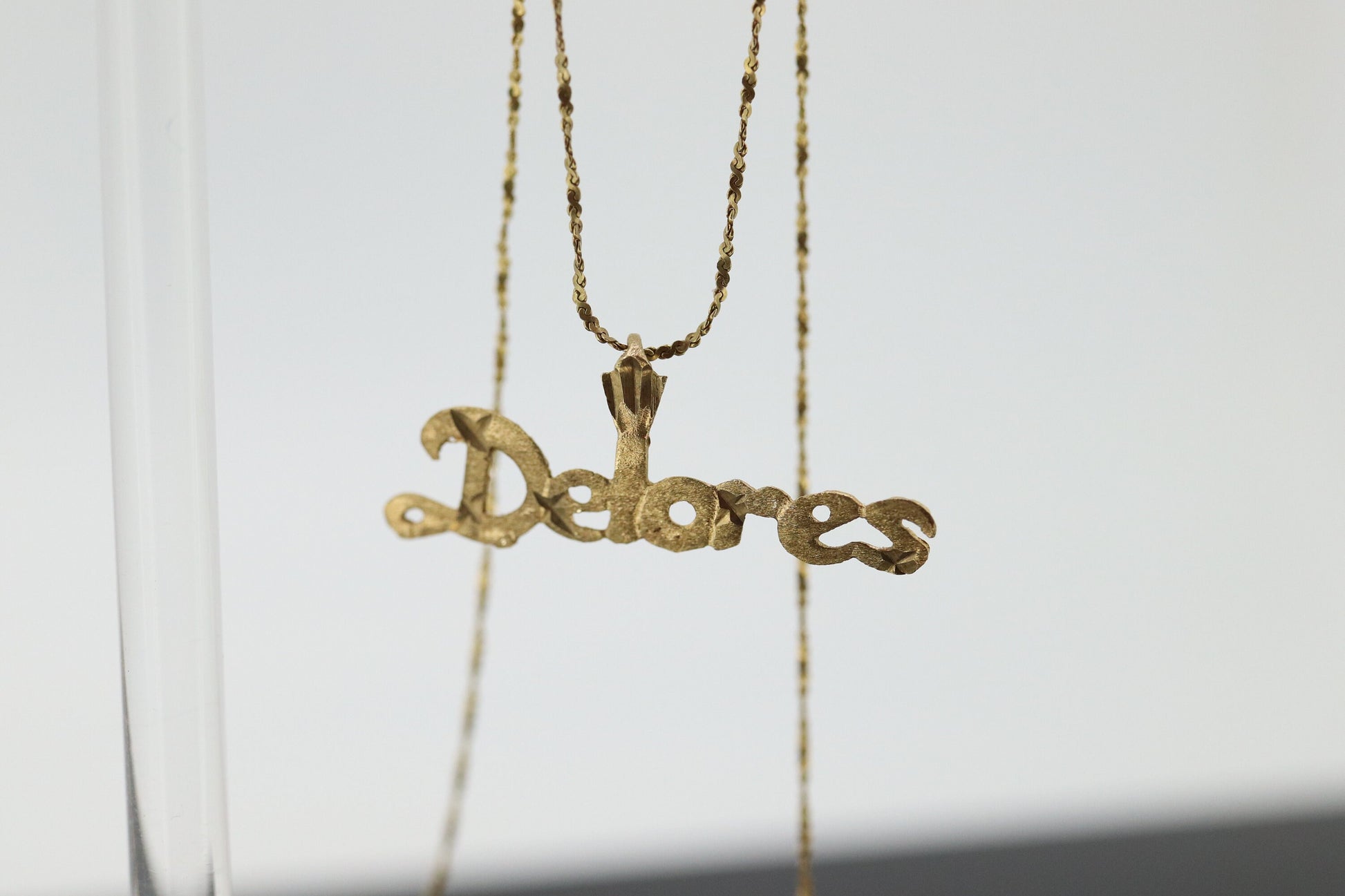 14k DELORES name pendant. DELORES 14k yellow gold pendant and necklace. st(81)