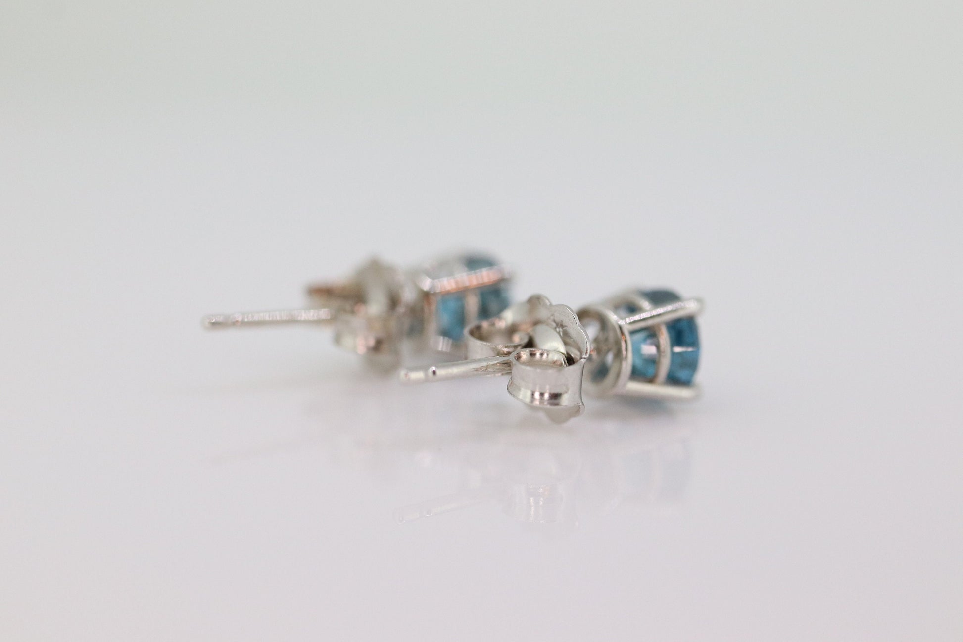 14k Diamond BLUE studs 1ctw earrings. 14k white gold BLUE Diamond Solitaire earrings. Fancy Diamond earrings st(173)