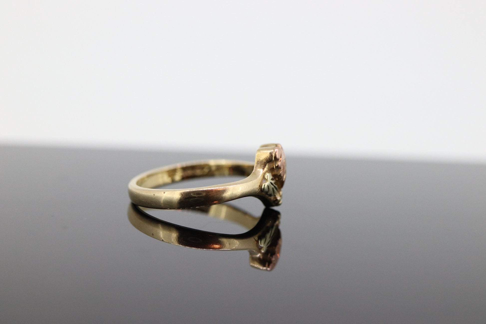 Black Hills Gold Ring. 10k Black Hills Gold wedding band. Vintage Black Hills gold. st(95)
