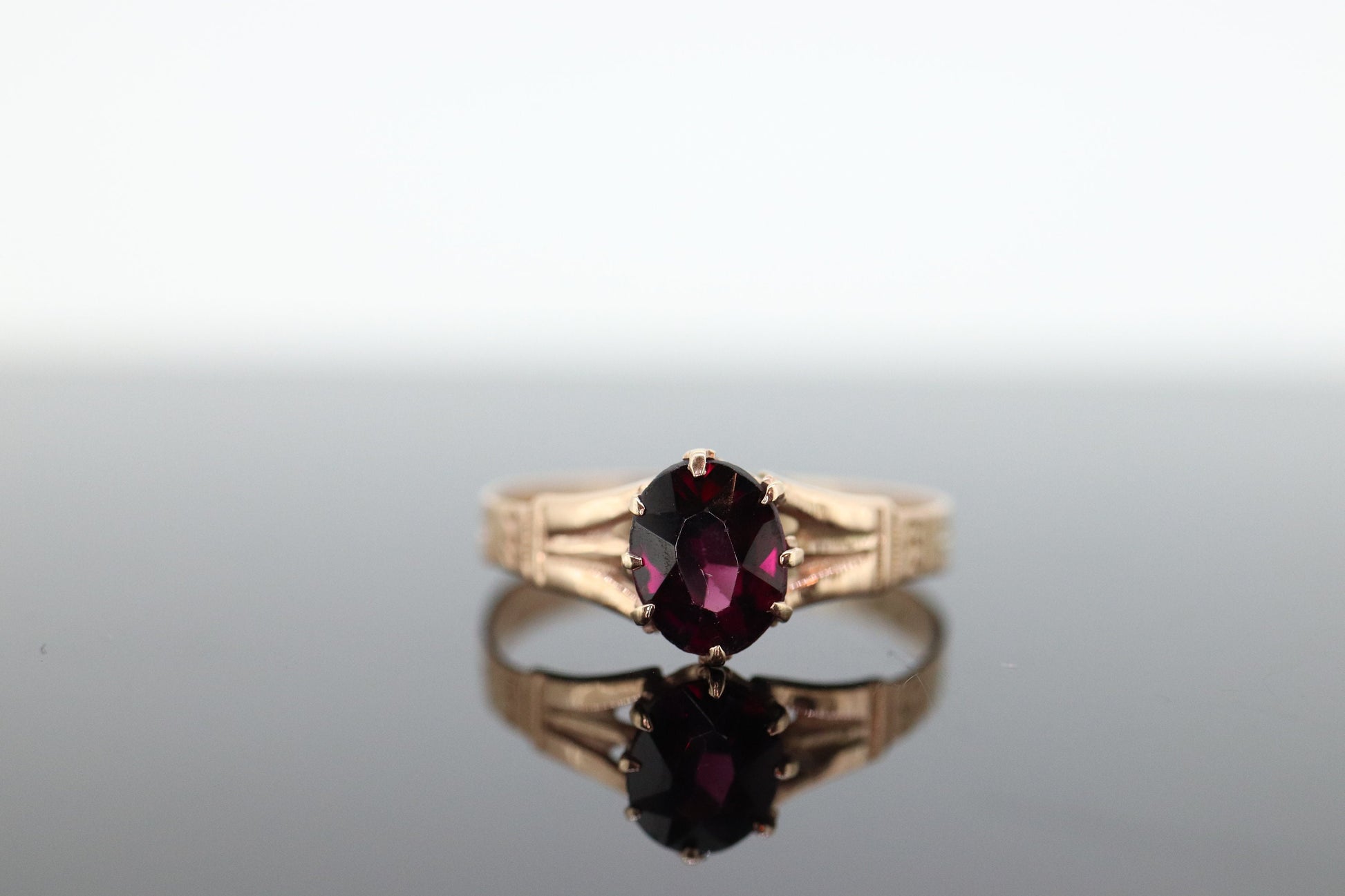 10k Victorian Claw Set Garnet. Antique 10k Gold oval garnet claw set solitaire. st(92)