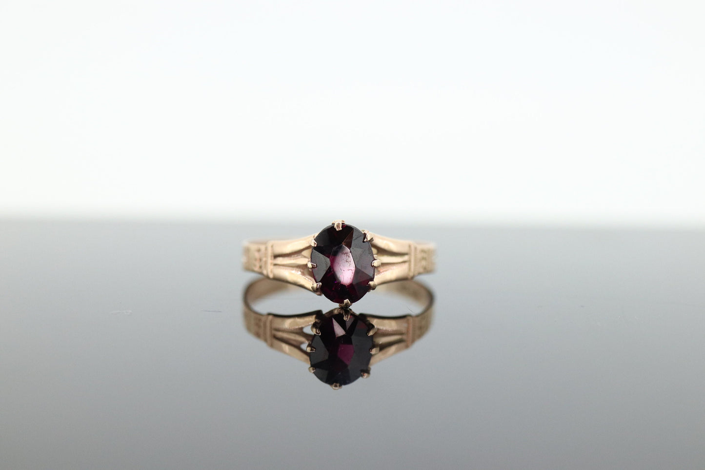 10k Victorian Claw Set Garnet. Antique 10k Gold oval garnet claw set solitaire. st(92)