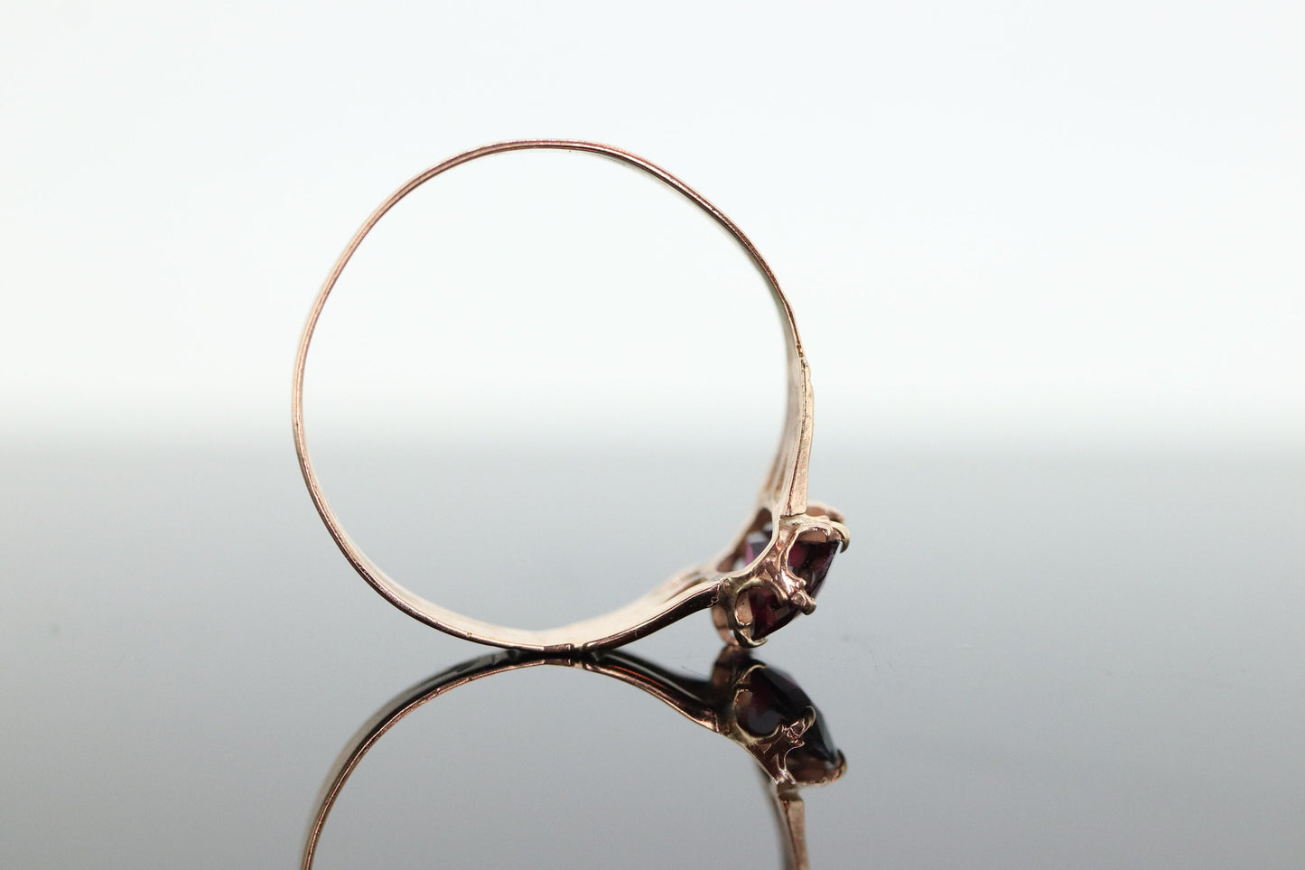 10k Victorian Claw Set Garnet. Antique 10k Gold oval garnet claw set solitaire. st(92)