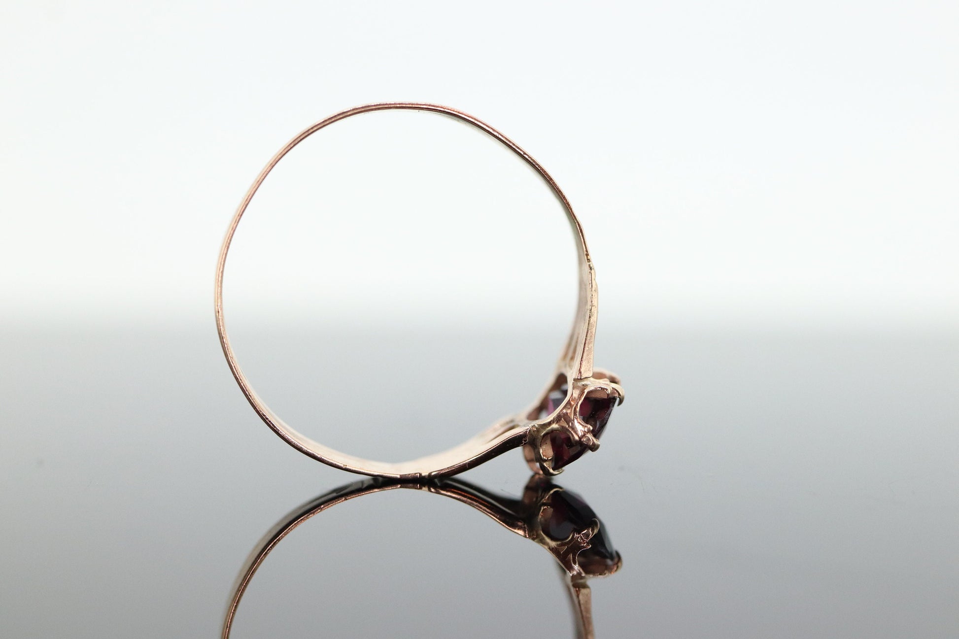 10k Victorian Claw Set Garnet. Antique 10k Gold oval garnet claw set solitaire. st(92)