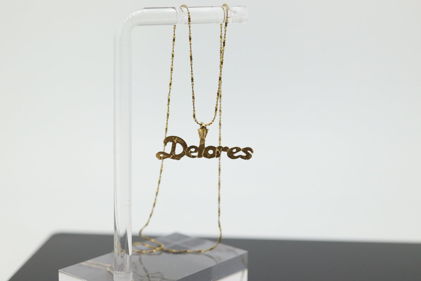 14k DELORES name pendant. DELORES 14k yellow gold pendant and necklace. st(81)