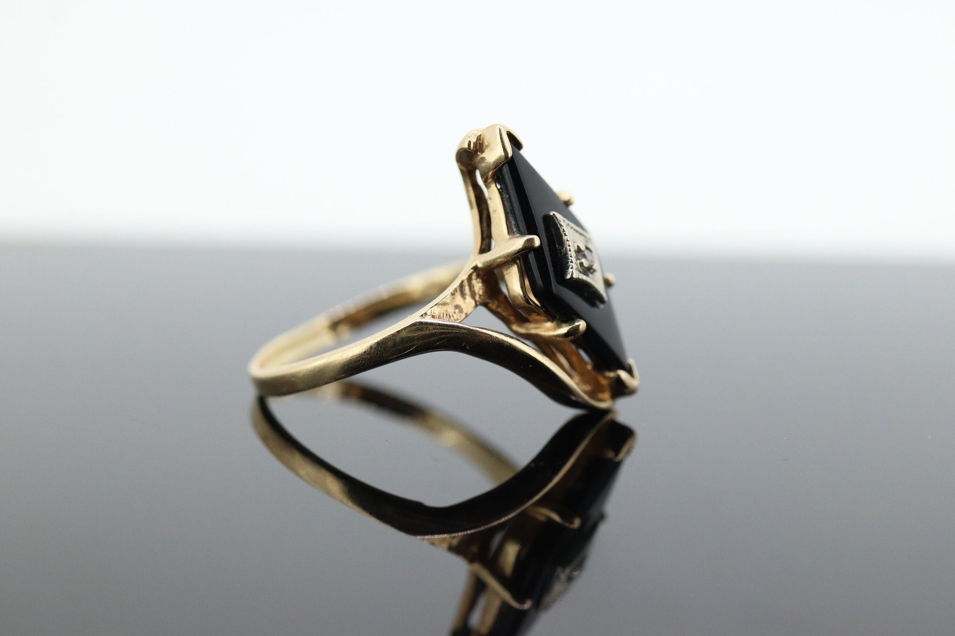 10k ONYX and diamond ring. KITE Rhombus Onyx set victorian mourning ring. st(138)