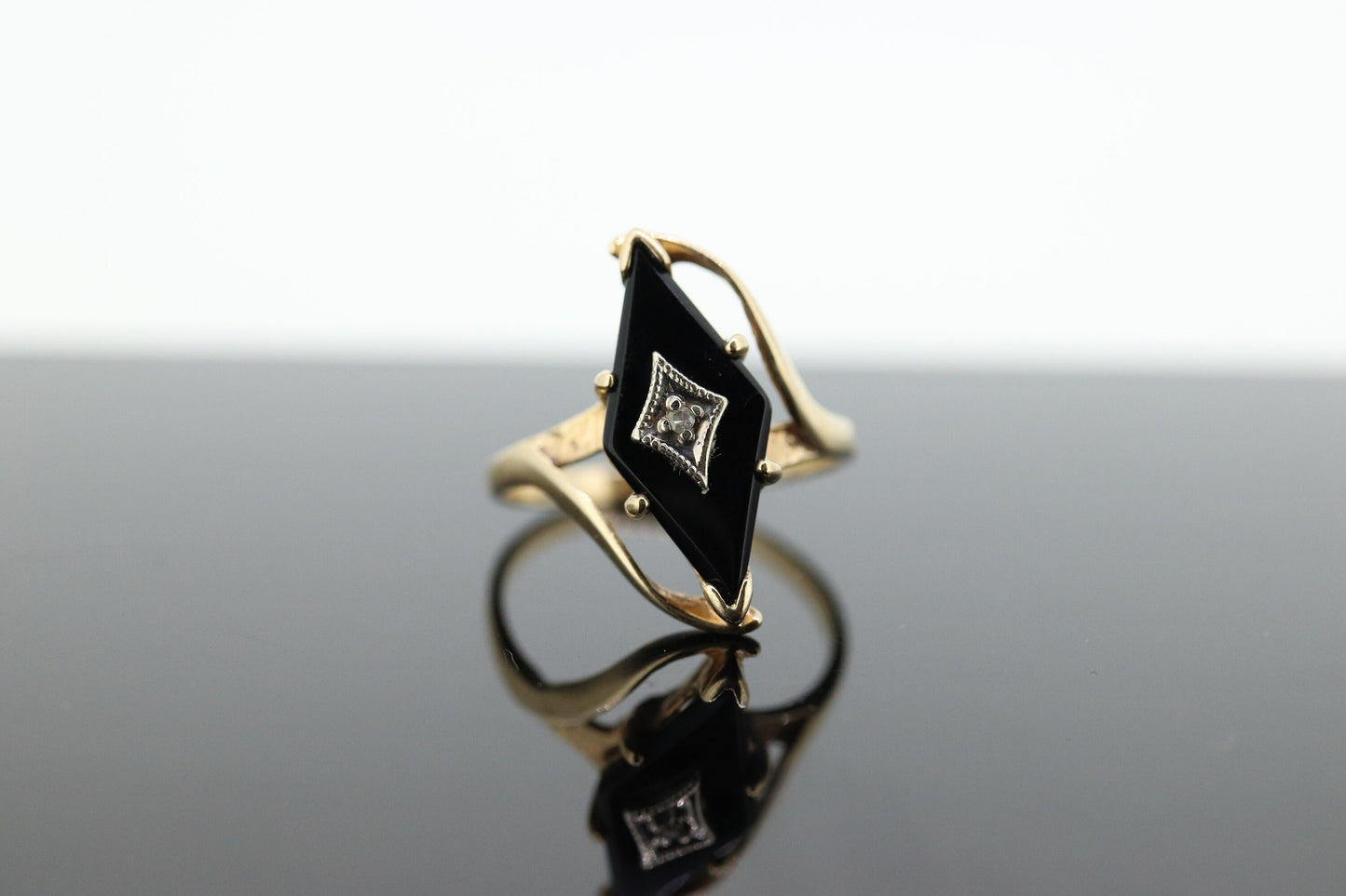 10k ONYX and diamond ring. KITE Rhombus Onyx set victorian mourning ring. st(138)