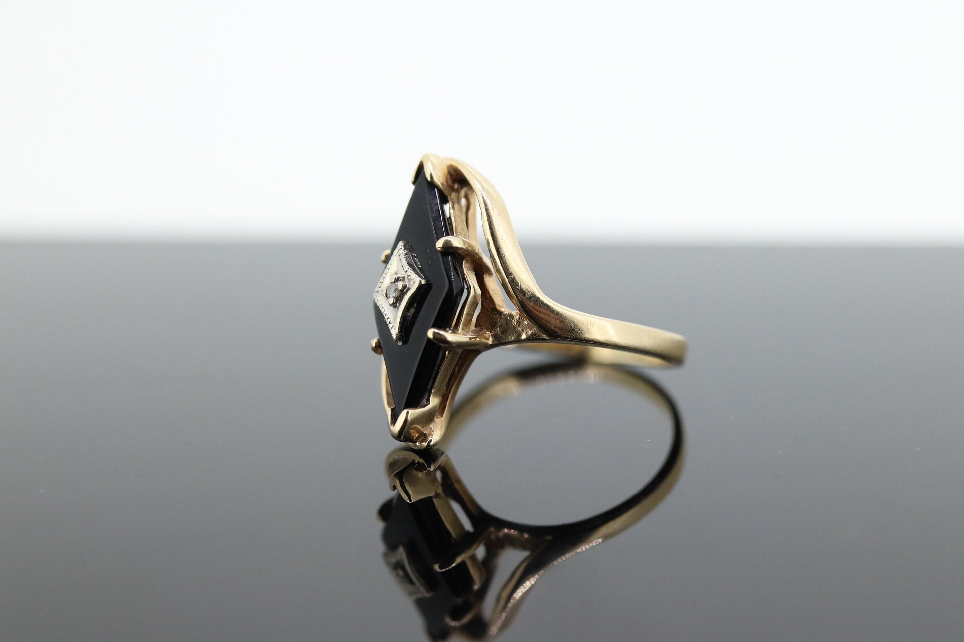 10k ONYX and diamond ring. KITE Rhombus Onyx set victorian mourning ring. st(138)