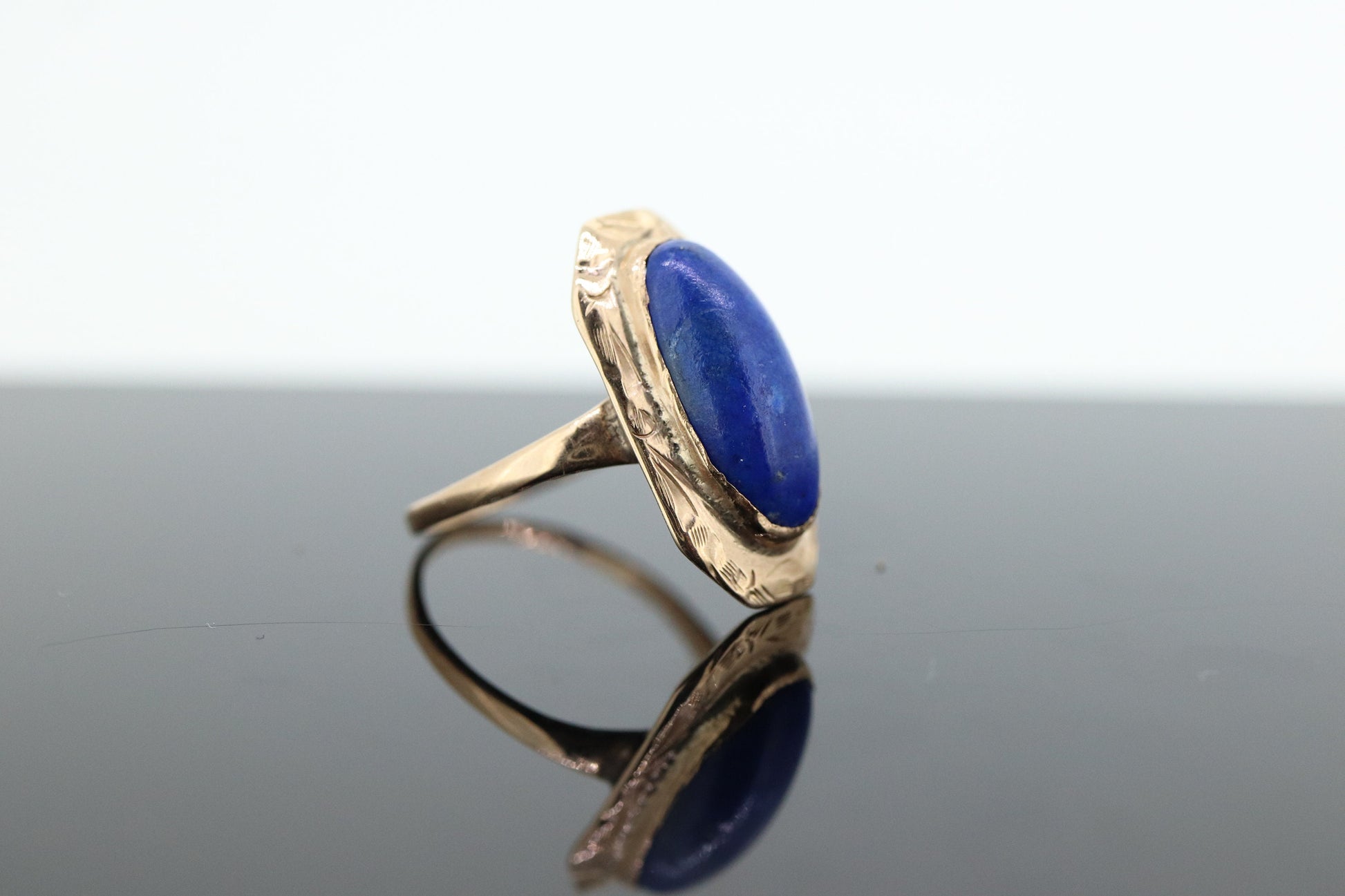 10k Lapis Lazuli  Ring. Oval Cabochon Lapis bezel set into bezel setting. Very unique. St(104) Sz5