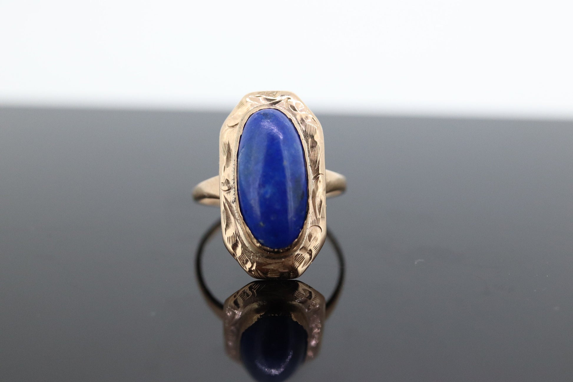 10k Lapis Lazuli  Ring. Oval Cabochon Lapis bezel set into bezel setting. Very unique. St(104) Sz5