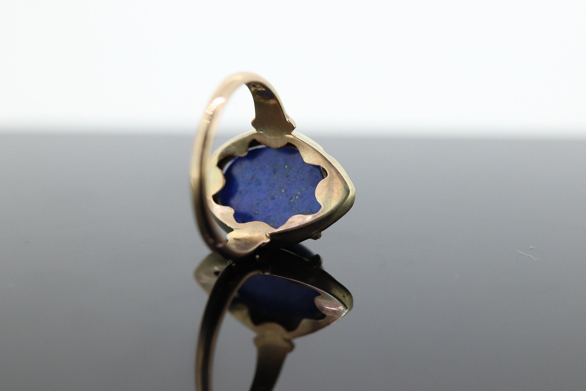 10k Lapis Lazuli  Ring. Oval Cabochon Lapis bezel set into bezel setting. Very unique. Pinky ring St(52) Sz3