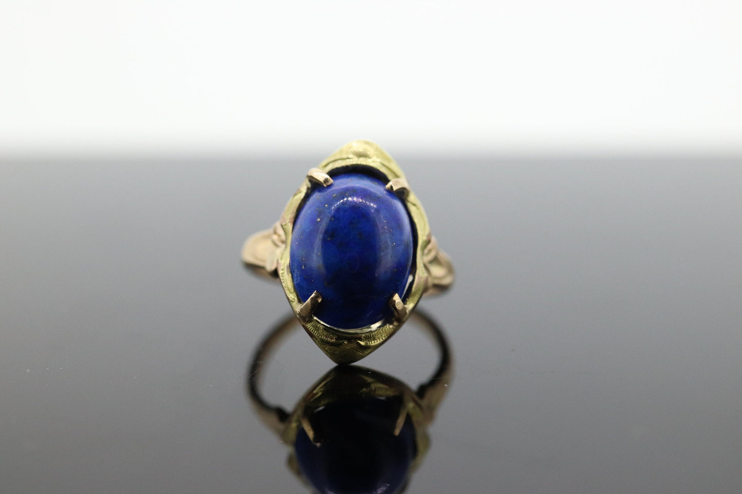 10k Lapis Lazuli  Ring. Oval Cabochon Lapis bezel set into bezel setting. Very unique. Pinky ring St(52) Sz3