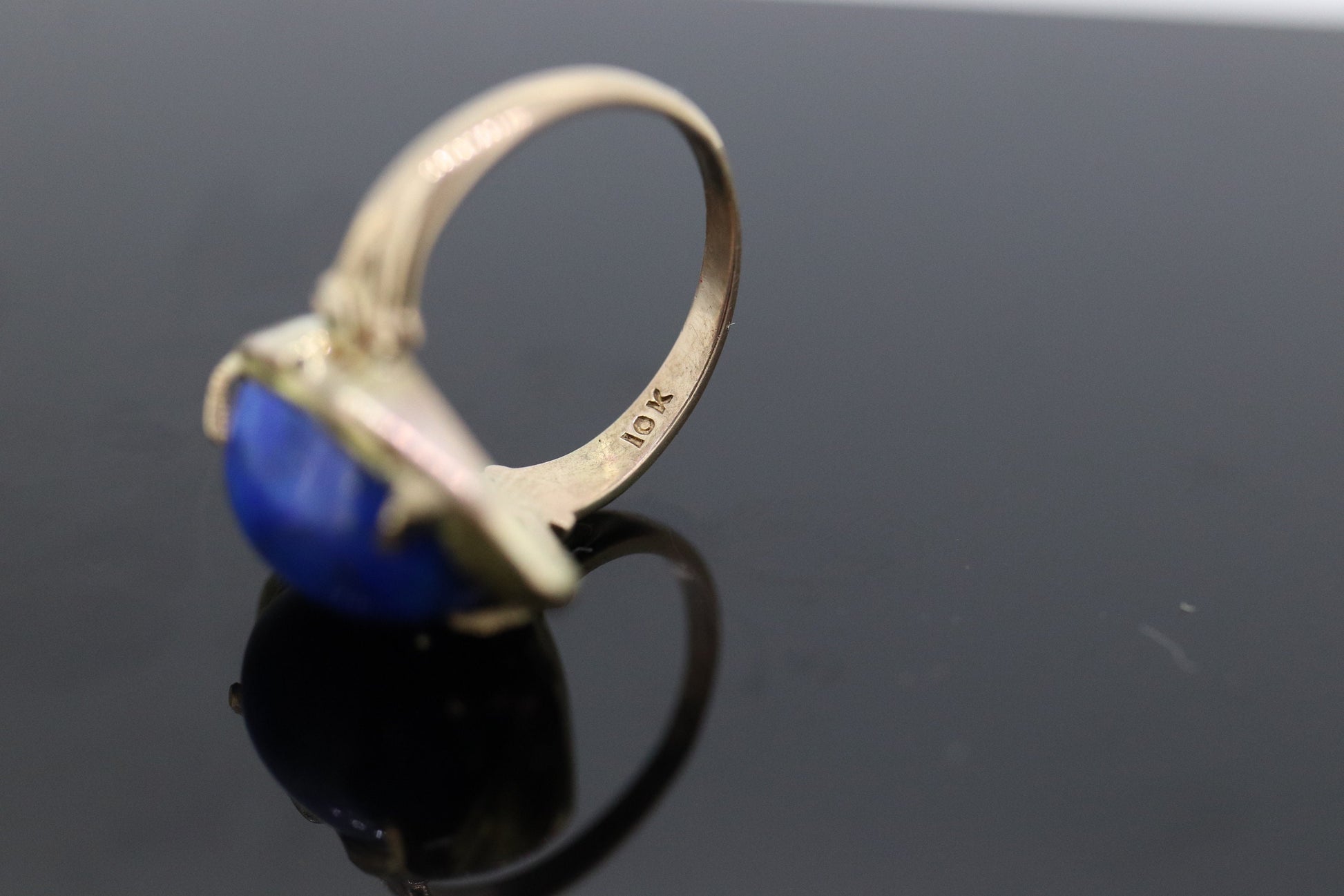 10k Lapis Lazuli  Ring. Oval Cabochon Lapis bezel set into bezel setting. Very unique. Pinky ring St(52) Sz3