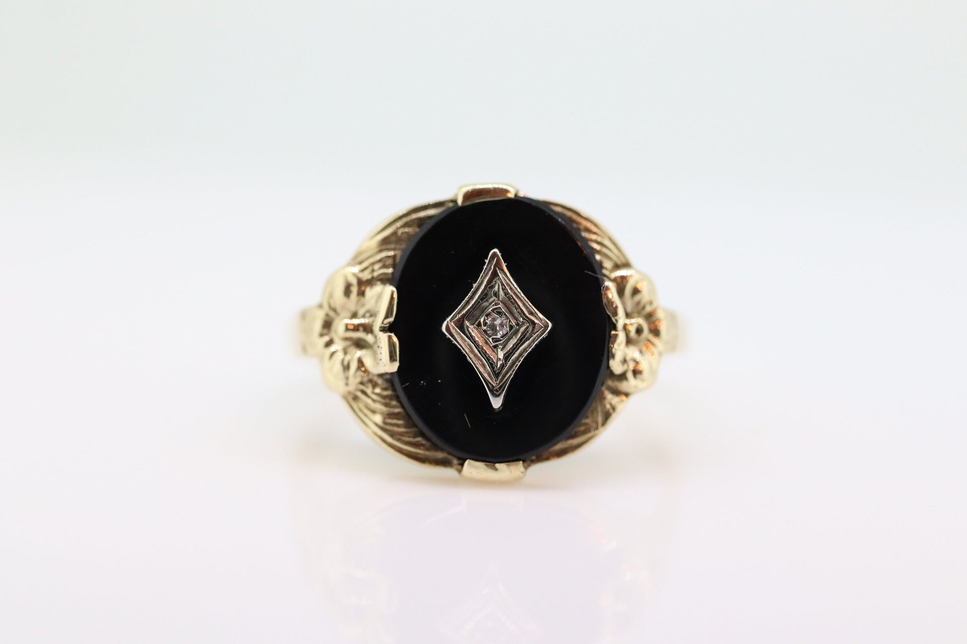 10k Onyx Oval and diamond ring. 10k gold onyx ring. Vintage Mourning Ring. st(109)