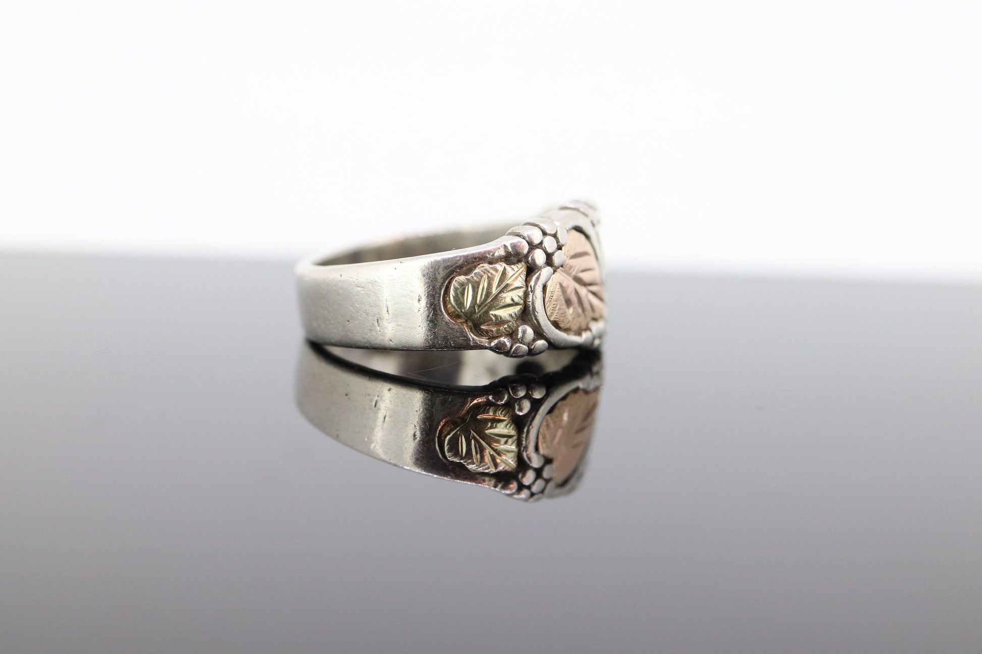 Black Hills Gold Sterling Silver Band. 10k Black Hills Gold Inlays ring. st29