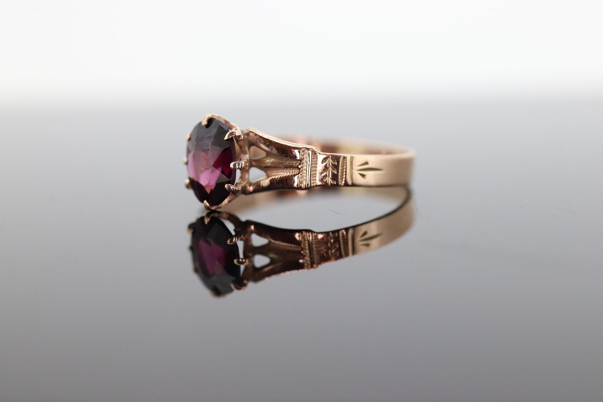 10k Victorian Claw Set Garnet. Antique 10k Gold oval garnet claw set solitaire. st(92)