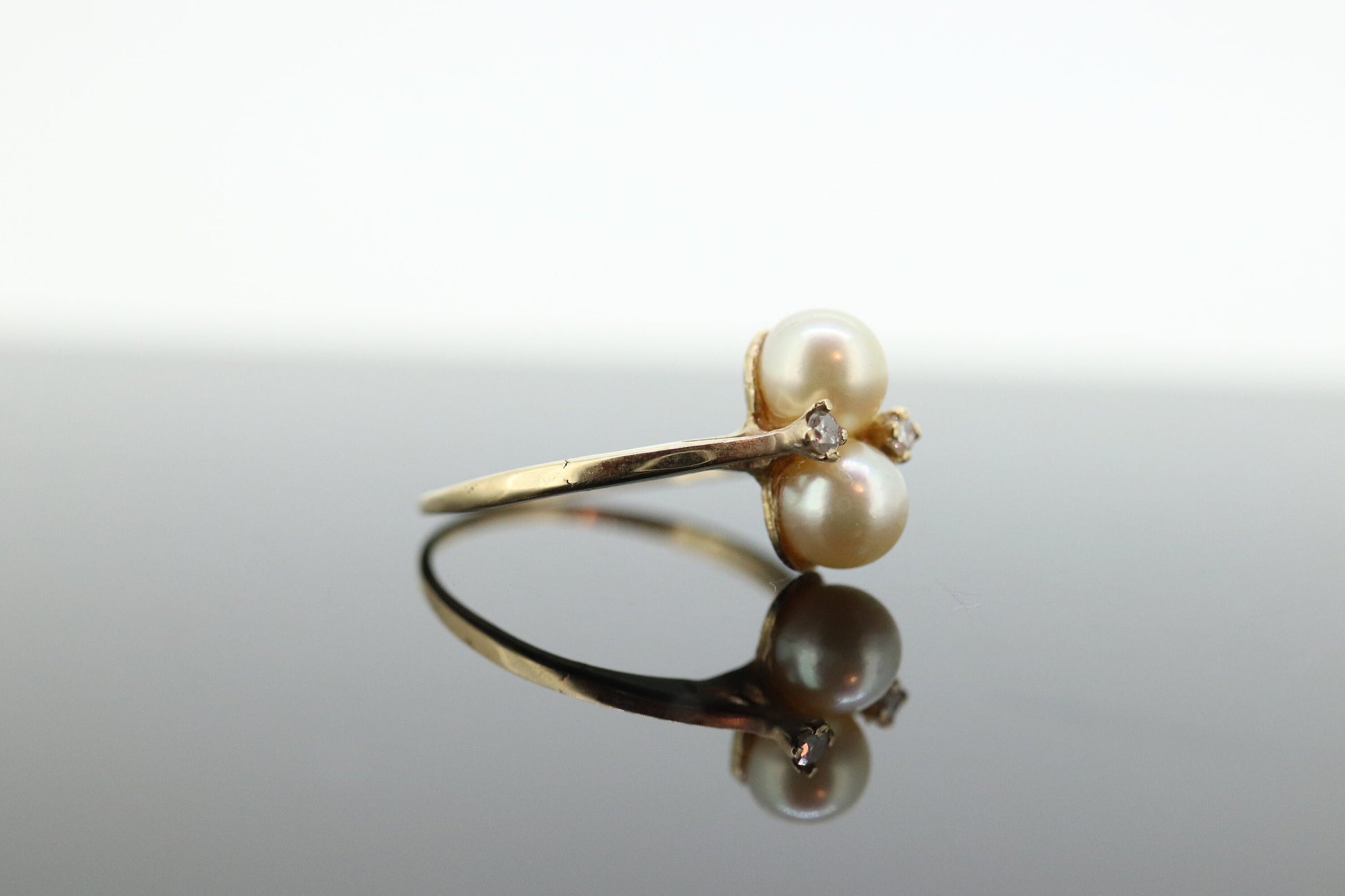 10k Twin Pearl and Diamond ring. 10k Yellow gold Solitaire ring with AKOYA pearl. st(92)