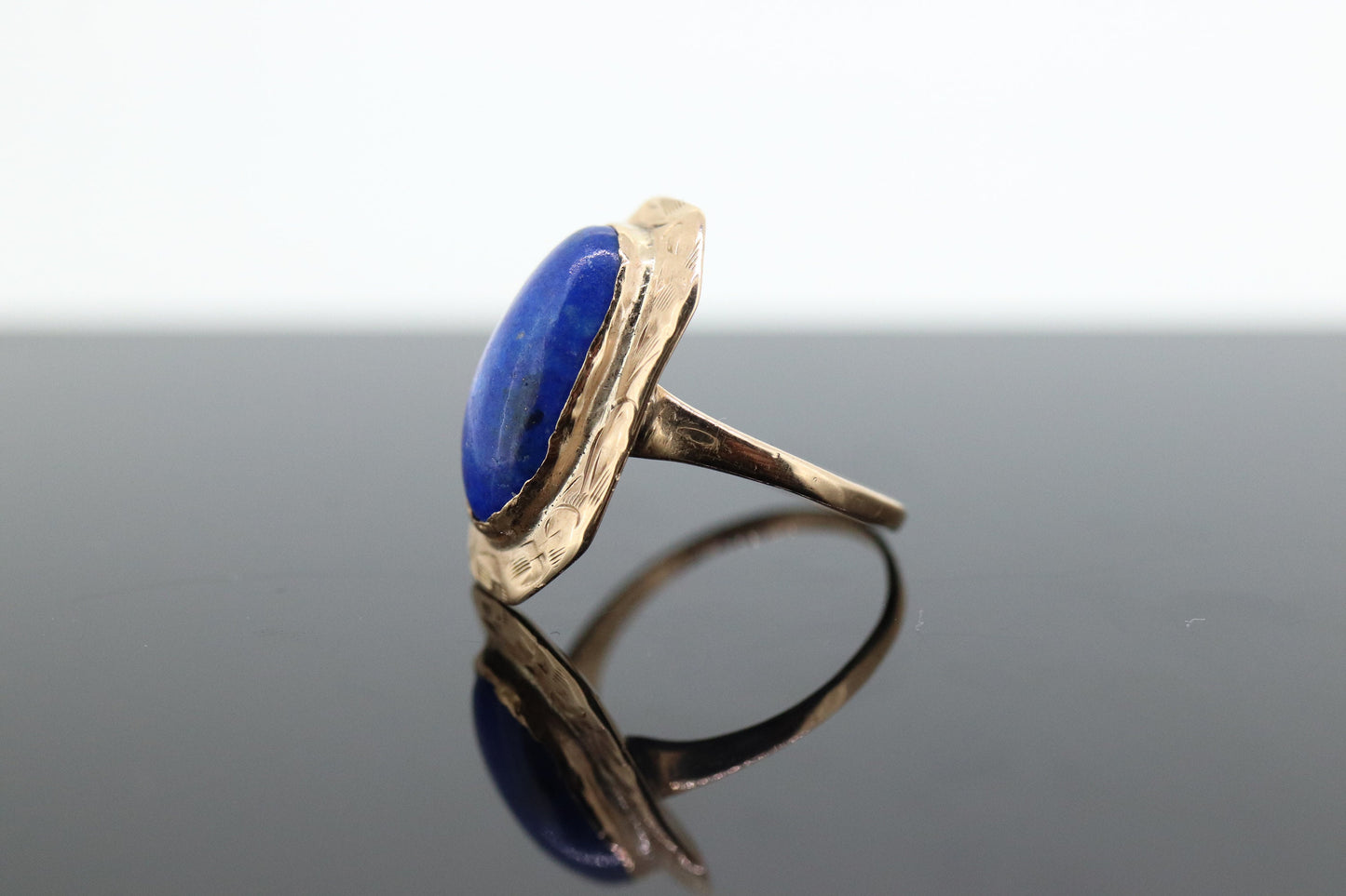 10k Lapis Lazuli  Ring. Oval Cabochon Lapis bezel set into bezel setting. Very unique. St(104) Sz5