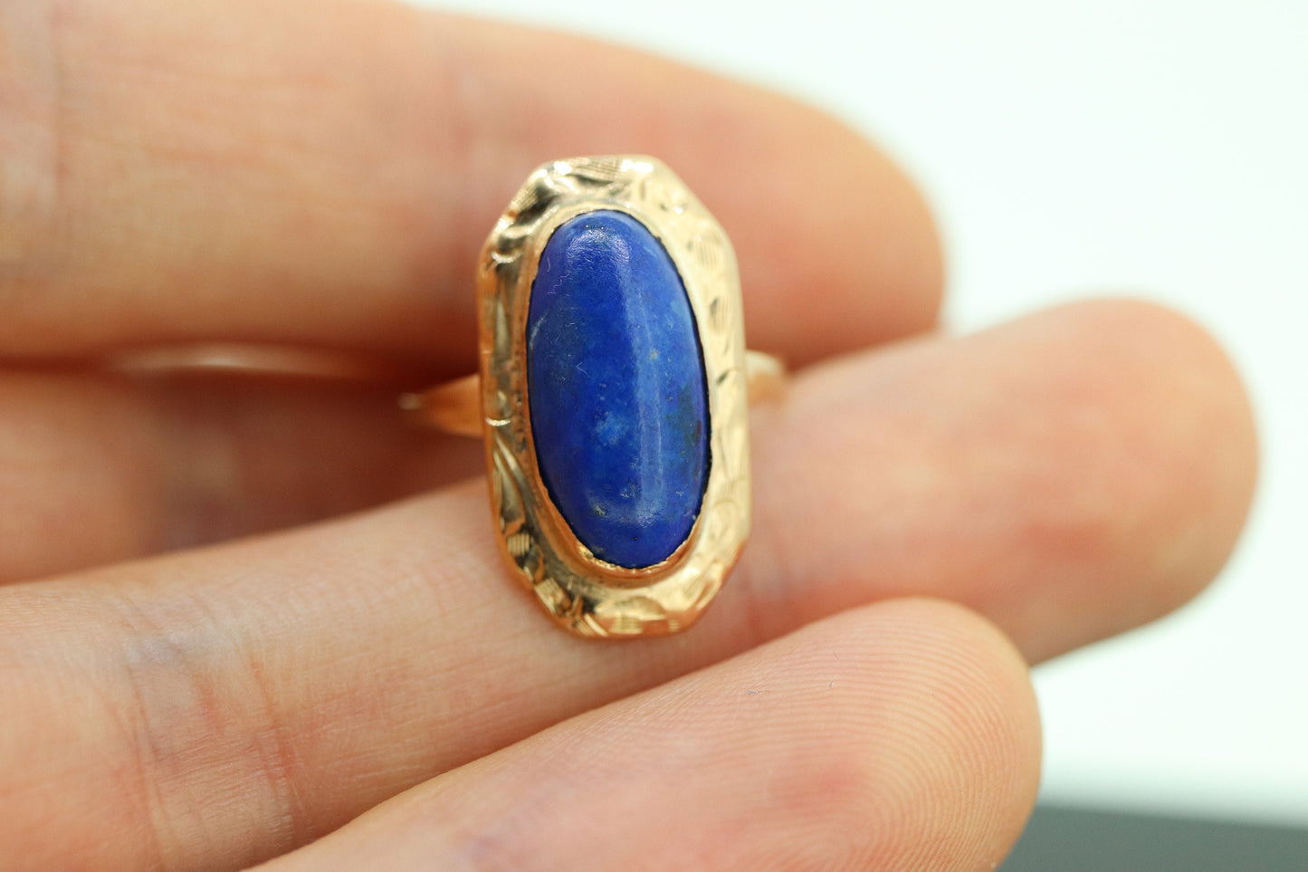 10k Lapis Lazuli  Ring. Oval Cabochon Lapis bezel set into bezel setting. Very unique. St(104) Sz5