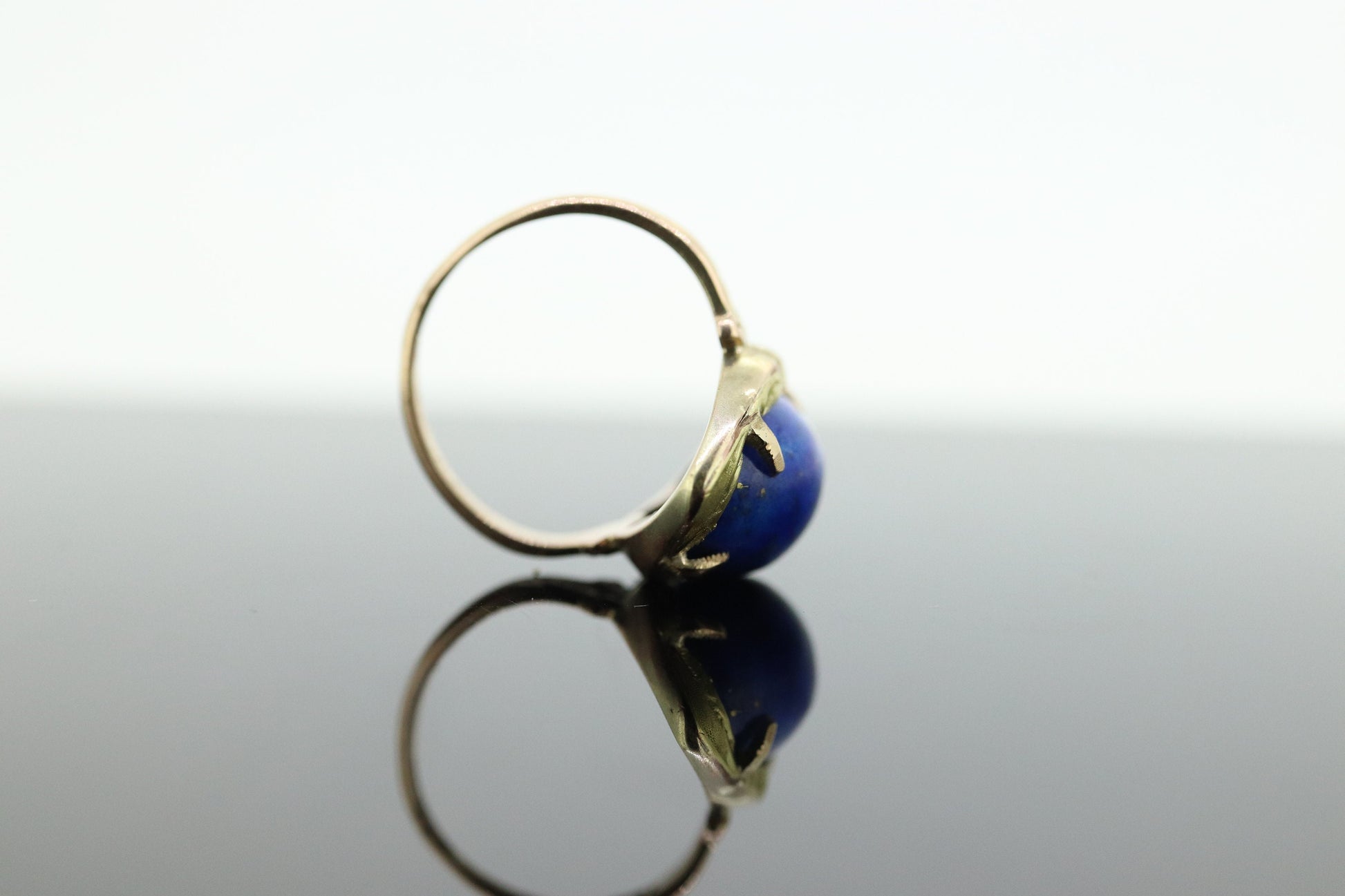 10k Lapis Lazuli  Ring. Oval Cabochon Lapis bezel set into bezel setting. Very unique. Pinky ring St(52) Sz3