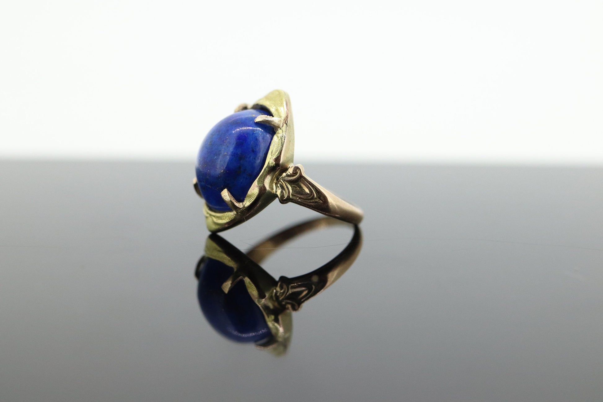 10k Lapis Lazuli  Ring. Oval Cabochon Lapis bezel set into bezel setting. Very unique. Pinky ring St(52) Sz3