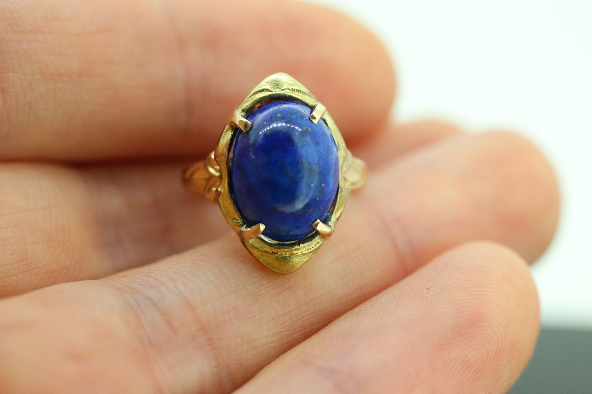 10k Lapis Lazuli  Ring. Oval Cabochon Lapis bezel set into bezel setting. Very unique. Pinky ring St(52) Sz3