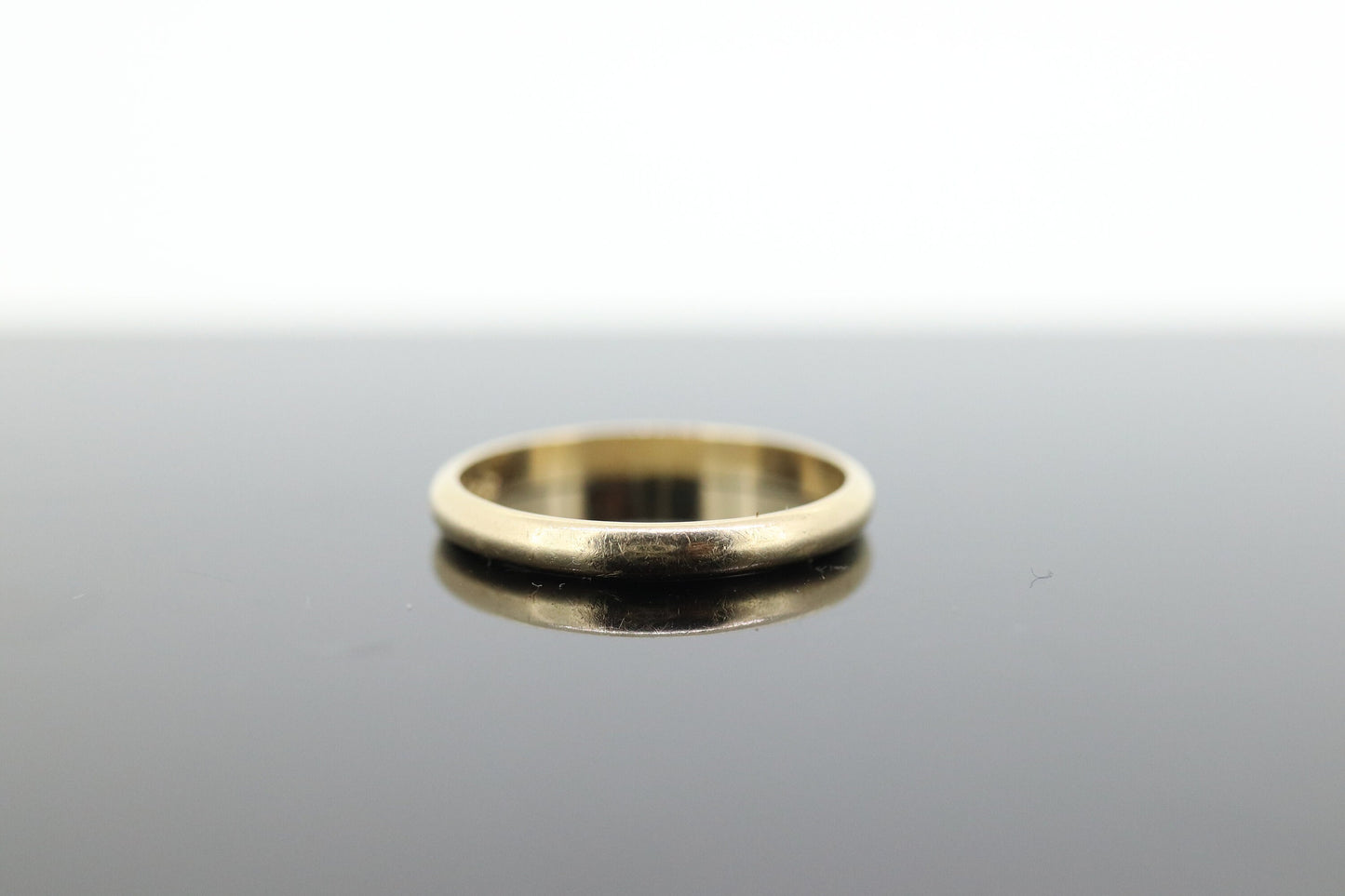 14k Band. 14k Yellow Gold thin half round band. Sz 6.5 2.5mm wide sz(74)