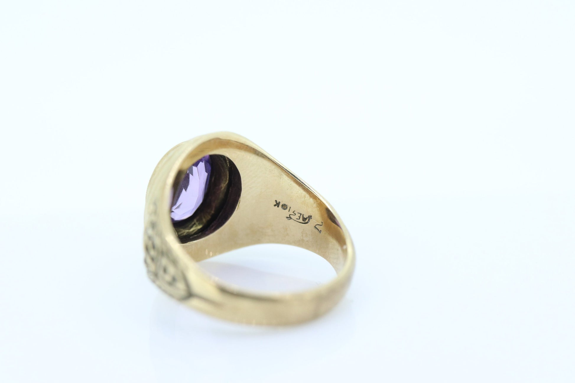 1968 Lancaster Catholic High School Class Graduation ring. 10k Gold with oval amethyst solitaire. st(187)