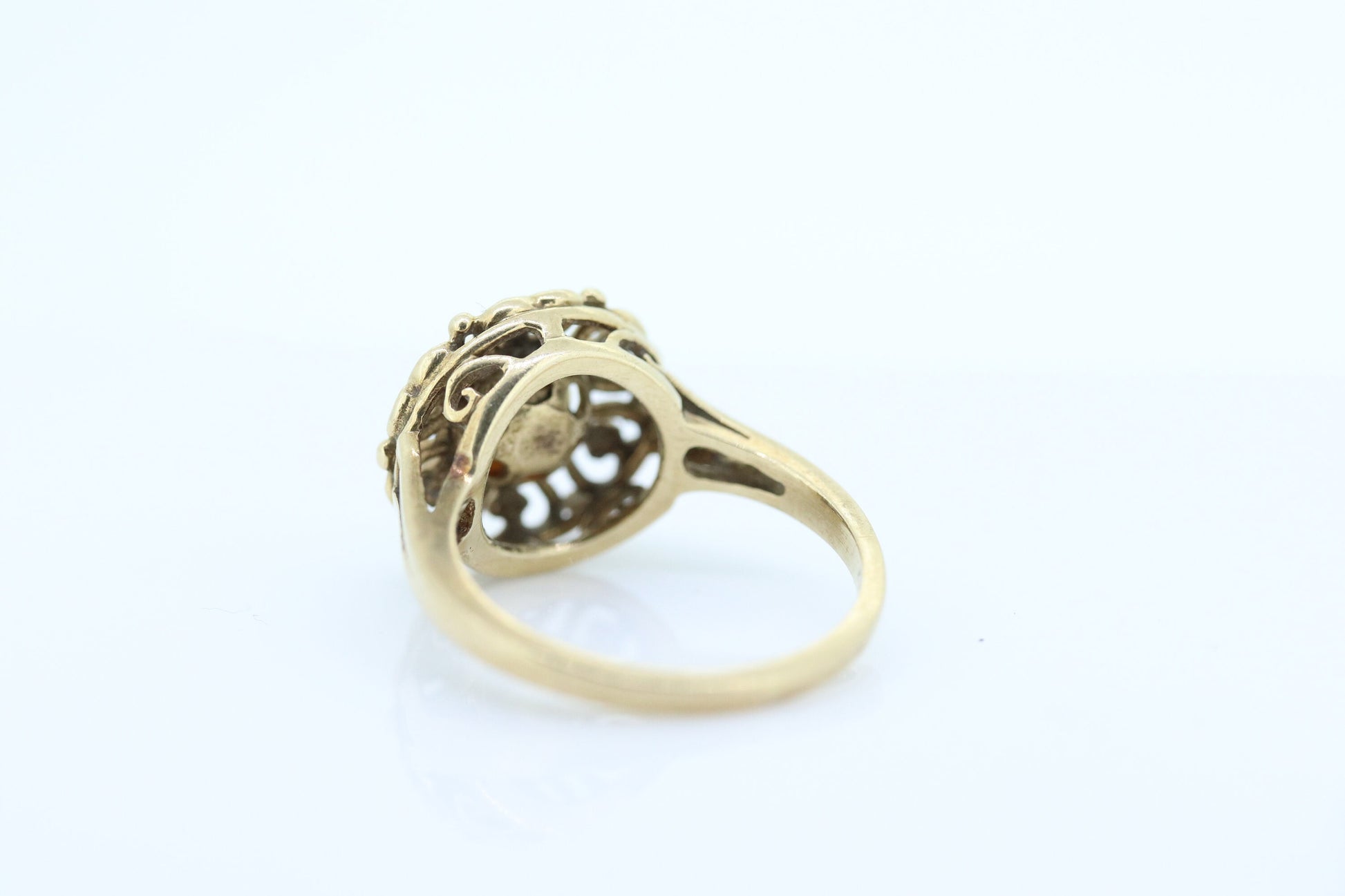 10k Pearl Solitaire ring. 10k Yellow Gold Filigree open scroll Pearl set ring st(86)