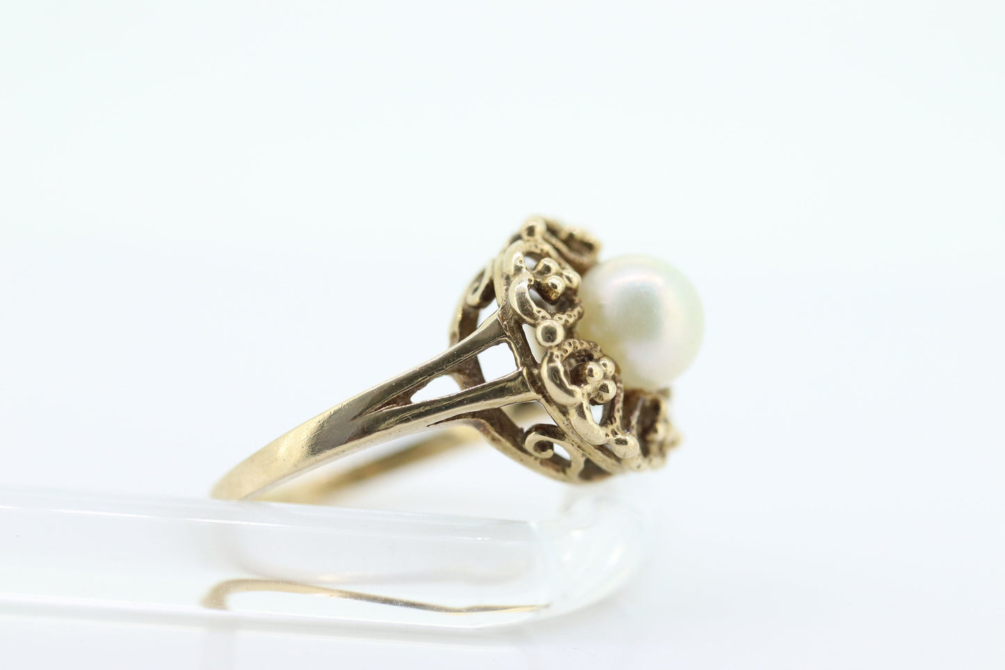 10k Pearl Solitaire ring. 10k Yellow Gold Filigree open scroll Pearl set ring st(86)