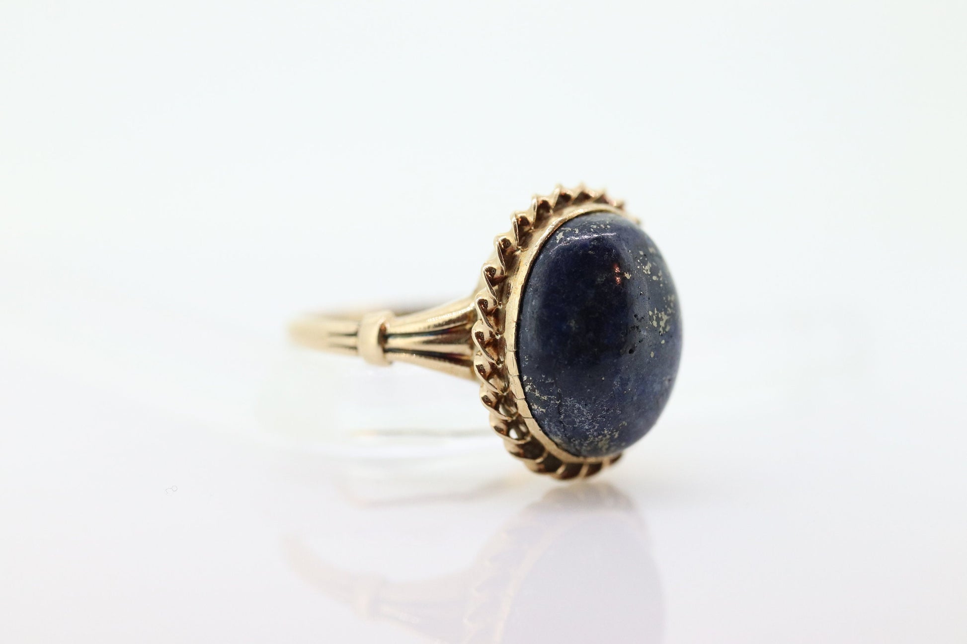 10k Lapis Lazuli  Ring. Budlong, Dockert & Armstrong BDA Oval Cabochon Lapis bezel set into bezel setting. Very unique. St(109) Sz5.5