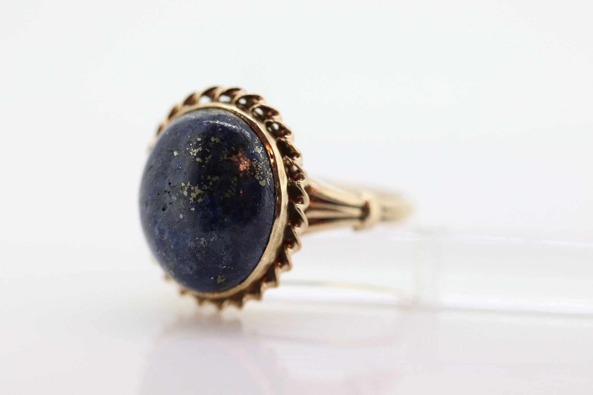 10k Lapis Lazuli  Ring. Budlong, Dockert & Armstrong BDA Oval Cabochon Lapis bezel set into bezel setting. Very unique. St(109) Sz5.5