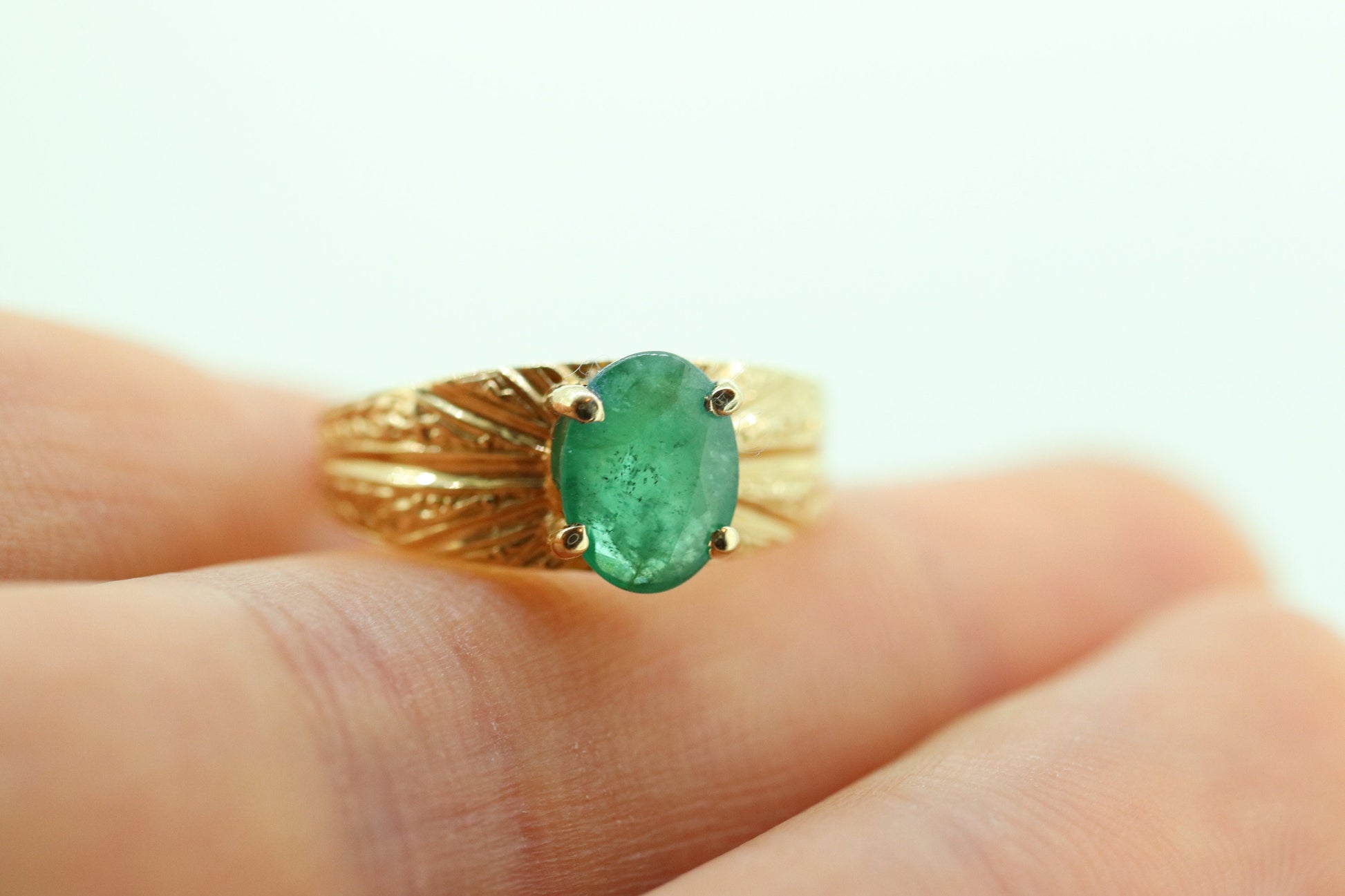 10k Rich green natural 1 carat oval emerald  10k yellow gold vintage solitaire ring Clyde Duneier CID (st78)