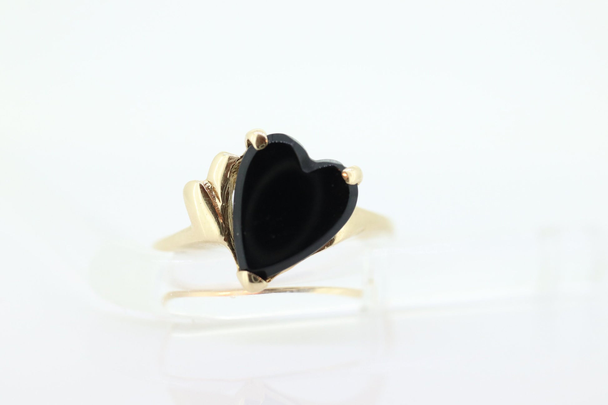 14k ONYX HEART ring. Heart Onyx prong set victorian mourning ring. ESSEMCO st(63)