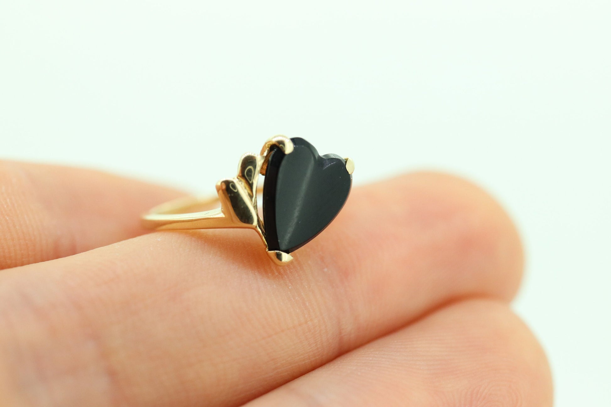 14k ONYX HEART ring. Heart Onyx prong set victorian mourning ring. ESSEMCO st(63)