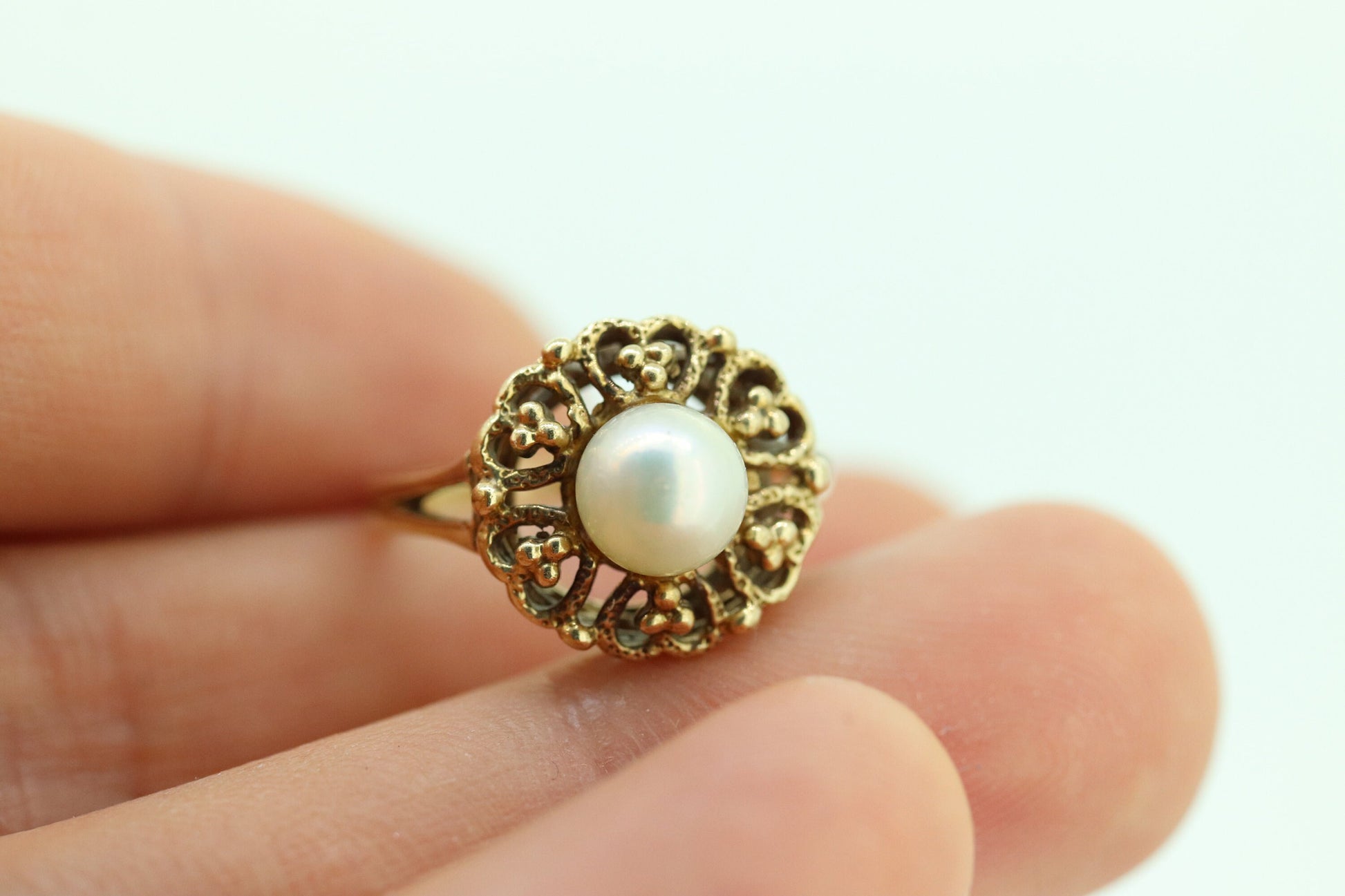 10k Pearl Solitaire ring. 10k Yellow Gold Filigree open scroll Pearl set ring st(86)