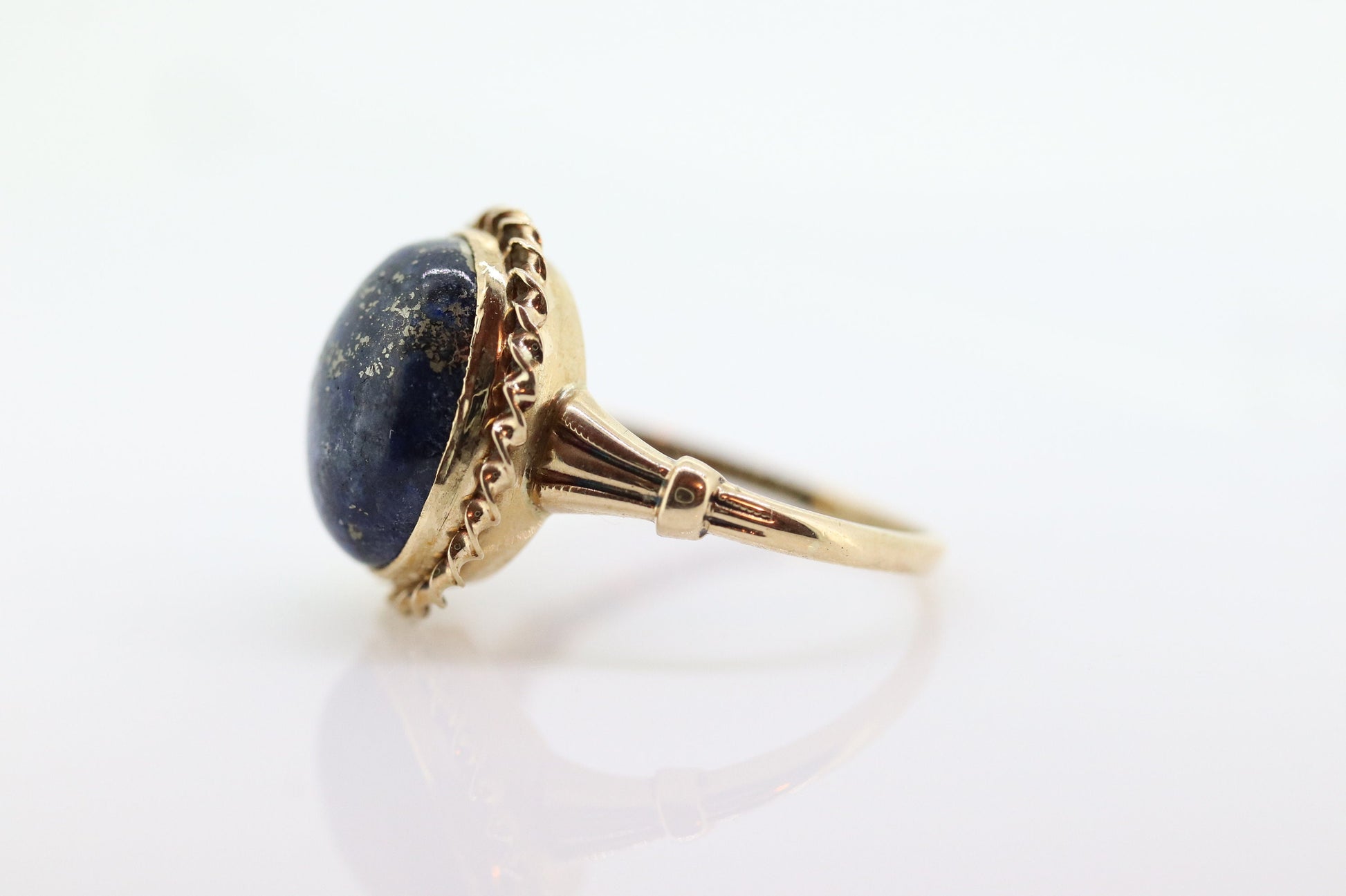 10k Lapis Lazuli  Ring. Budlong, Dockert & Armstrong BDA Oval Cabochon Lapis bezel set into bezel setting. Very unique. St(109) Sz5.5