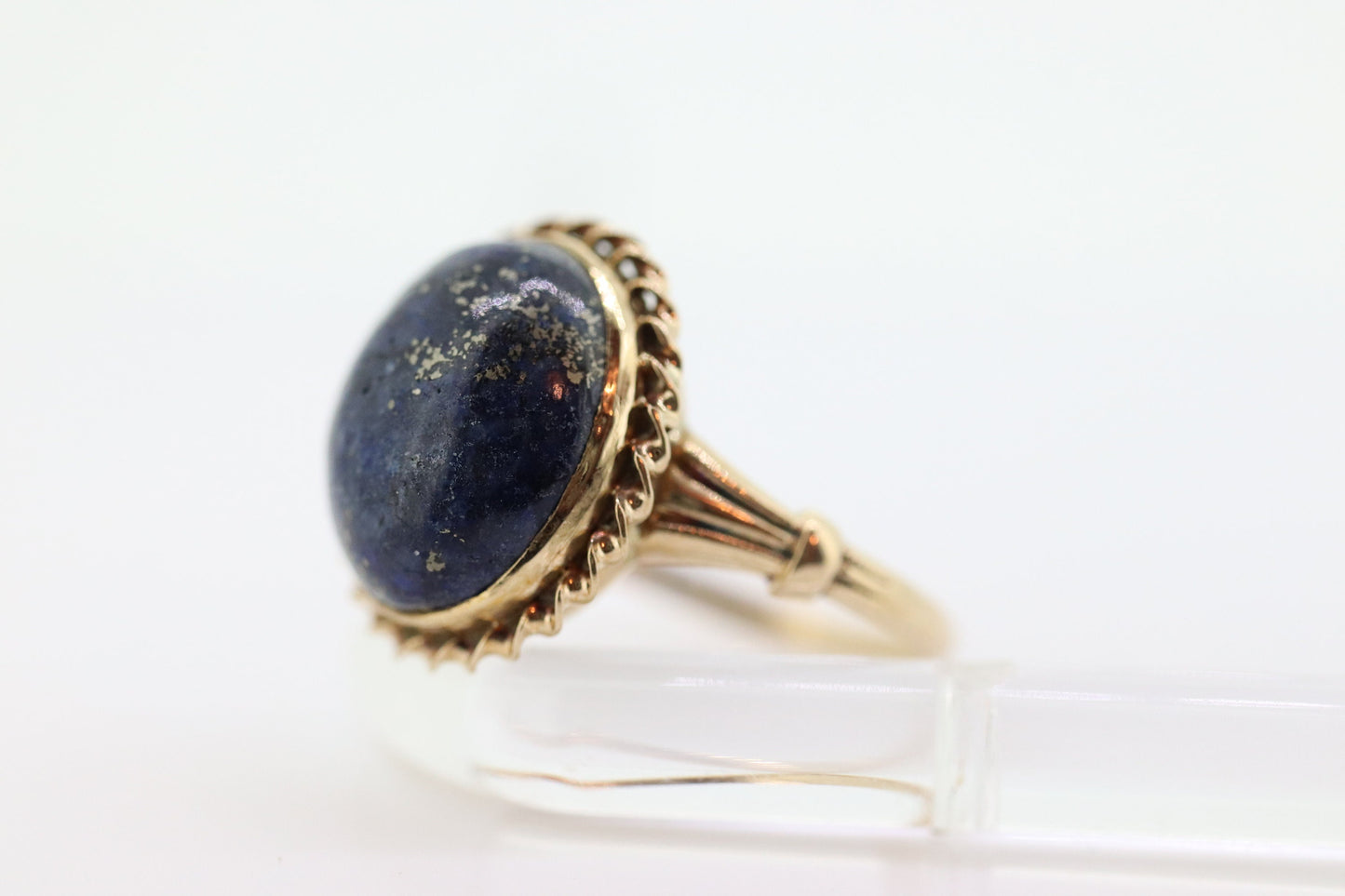 10k Lapis Lazuli  Ring. Budlong, Dockert & Armstrong BDA Oval Cabochon Lapis bezel set into bezel setting. Very unique. St(109) Sz5.5