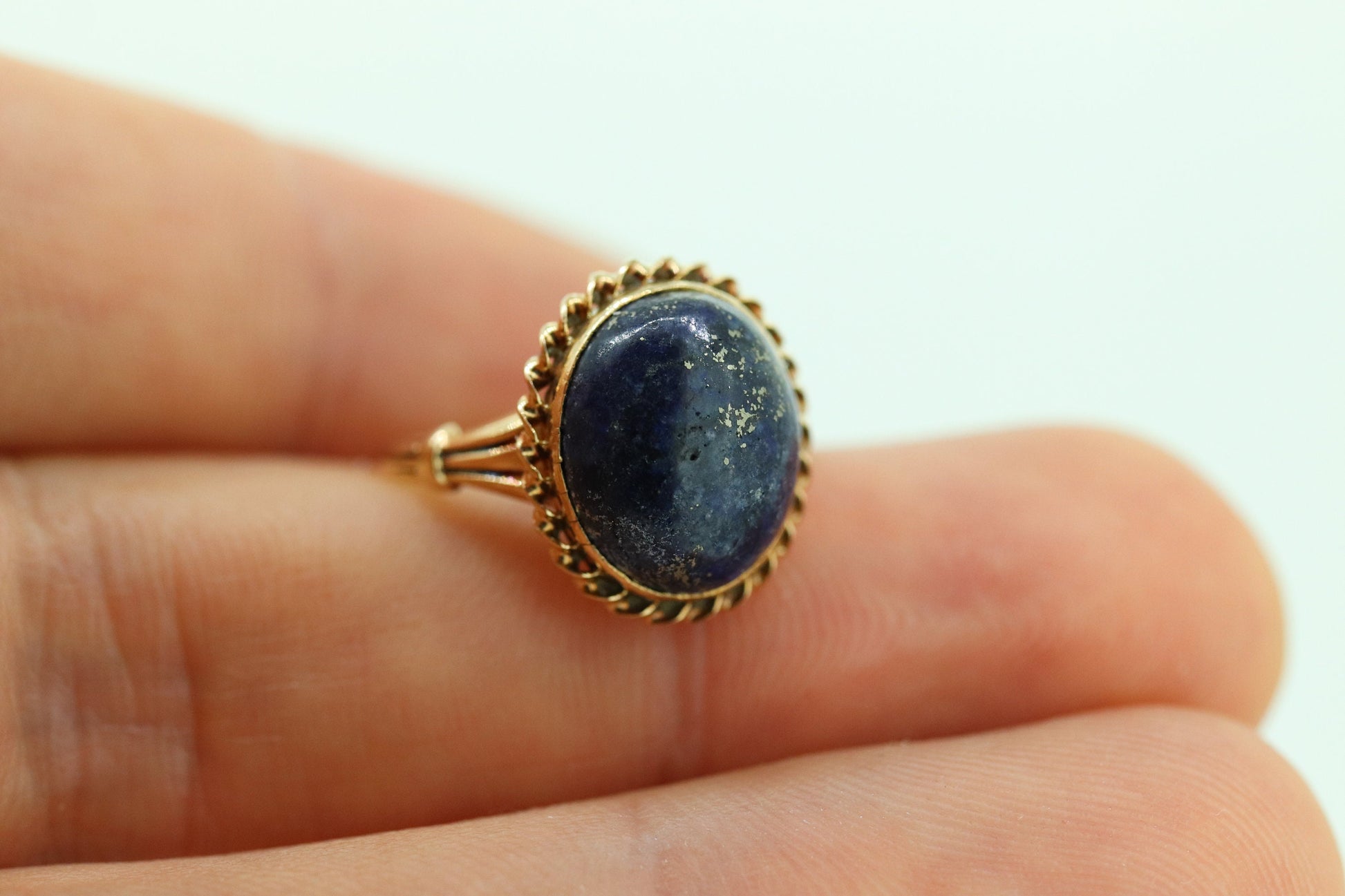 10k Lapis Lazuli  Ring. Budlong, Dockert & Armstrong BDA Oval Cabochon Lapis bezel set into bezel setting. Very unique. St(109) Sz5.5