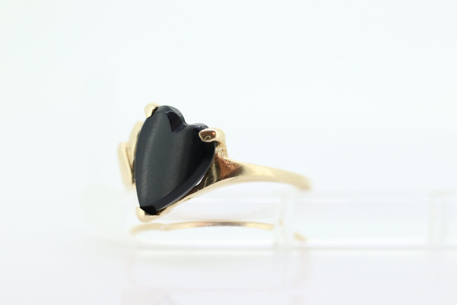 14k ONYX HEART ring. Heart Onyx prong set victorian mourning ring. ESSEMCO st(63)