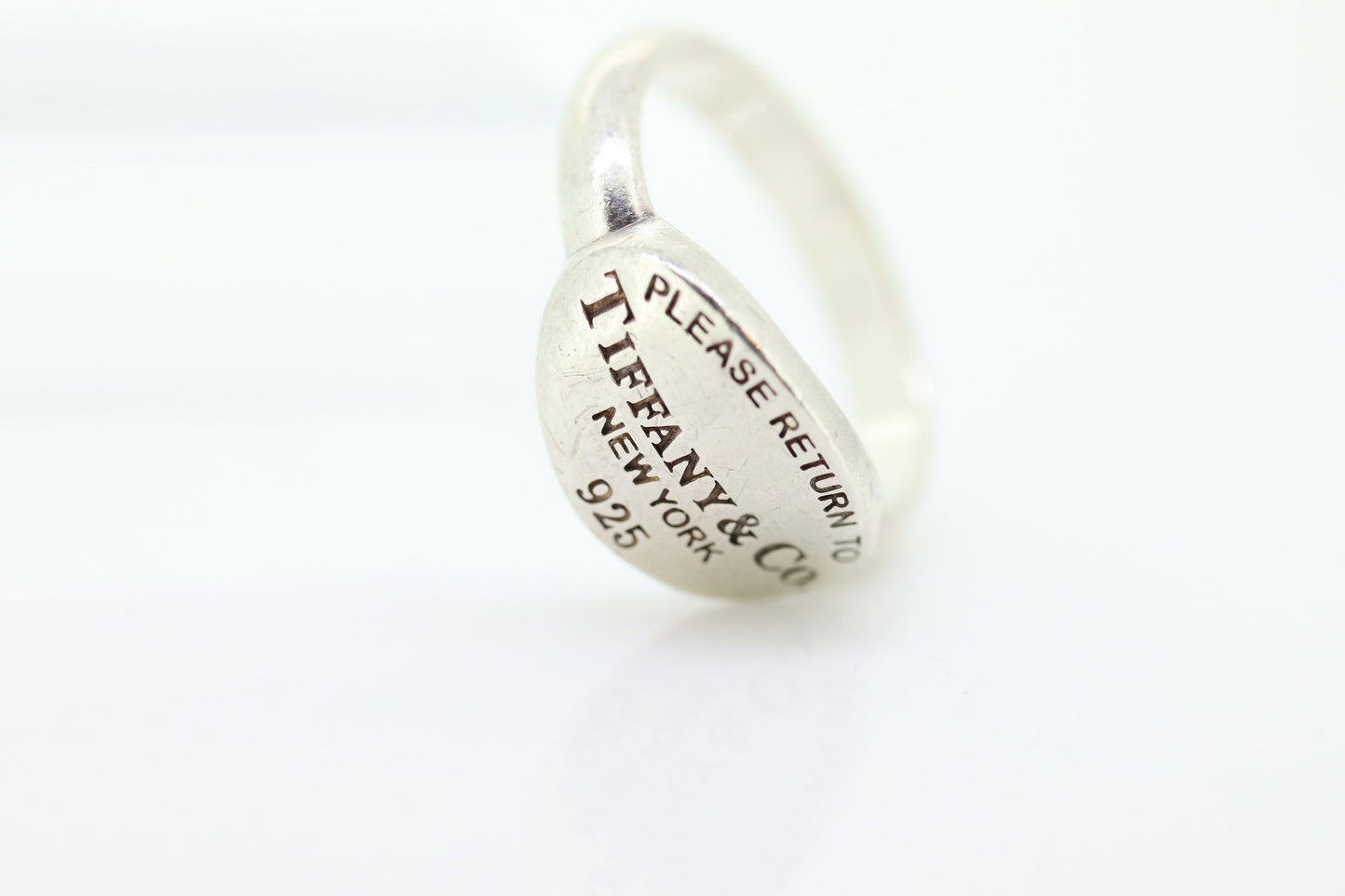 Tiffany & Co Ring. Please Return to Tiffany Sterling Silver 925 Ring. TAG Signet ring New York st(40/25)