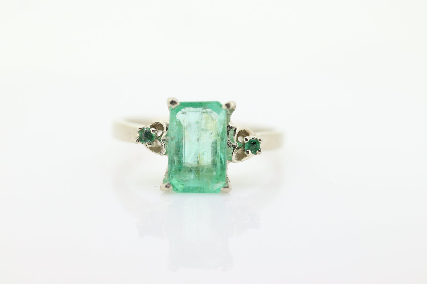 14k Natural Emerald White gold solitaire ring. Genuine Natural Emerald Ring with emerald accents. st(121)