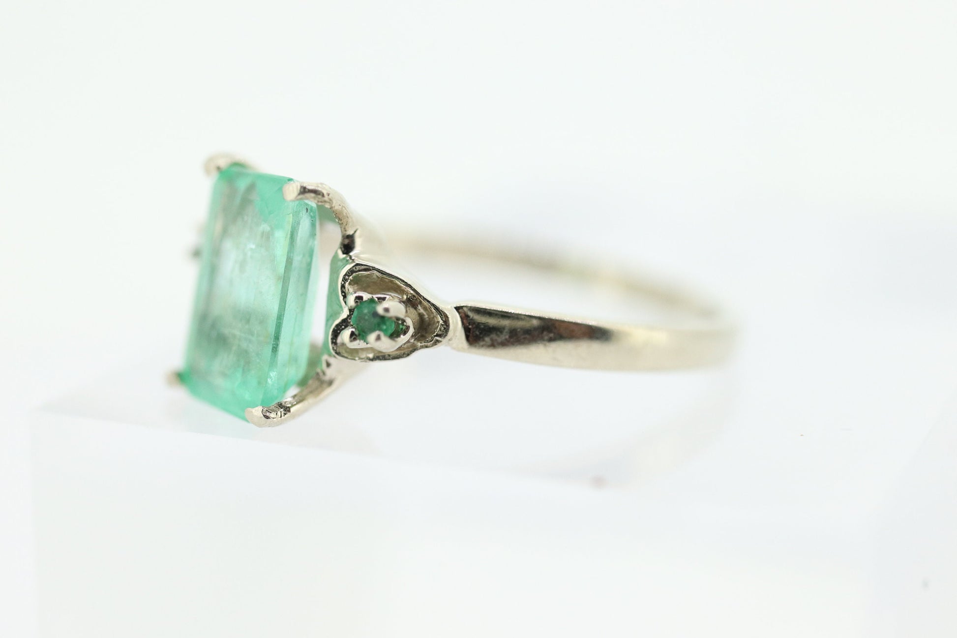 14k Natural Emerald White gold solitaire ring. Genuine Natural Emerald Ring with emerald accents. st(121)